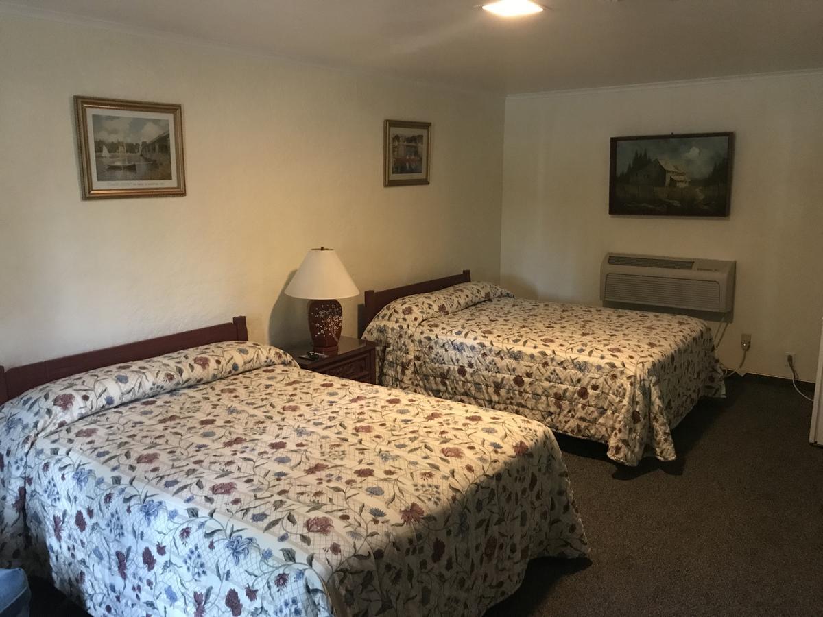 Evergreen Inn- Motel And Rv Park Pratt エクステリア 写真