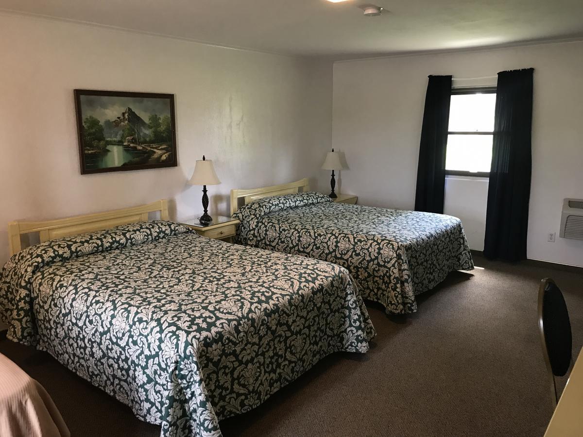 Evergreen Inn- Motel And Rv Park Pratt エクステリア 写真
