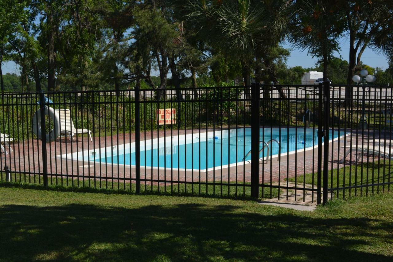 Evergreen Inn- Motel And Rv Park Pratt エクステリア 写真